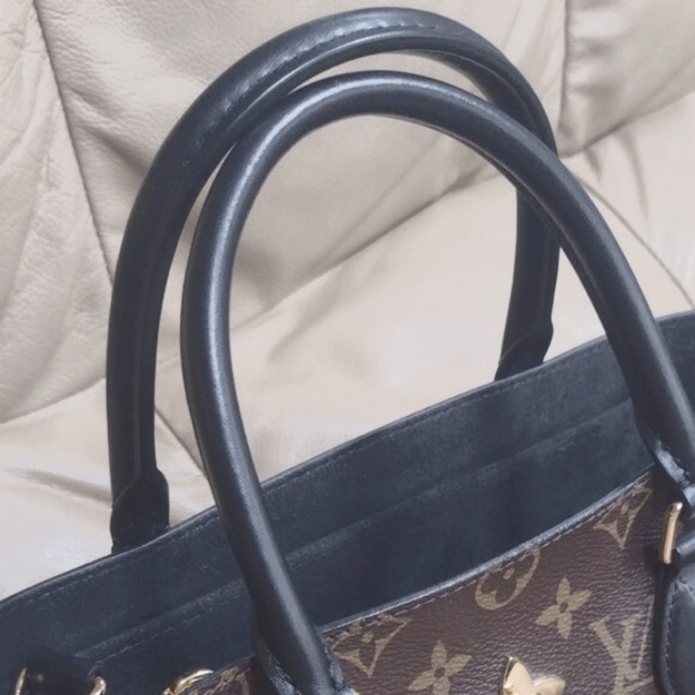 Authentic RARE & Retired Louis Vuitton Noir Flower Shoulder Bag🖤🤎 - Picture 7 of 16